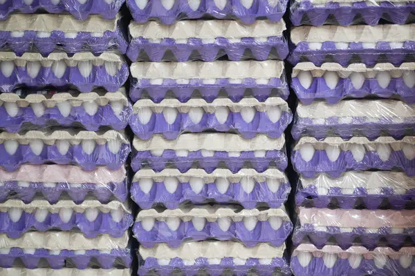 Yumurtalarla dolu kutular teslimat için bir depoya yerleştirilir..