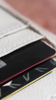 Ayrıntılarla dolu pürüzsüz bir yüzeyde kartları gösteren bir cüzdanın yakın plan görüntüsü.