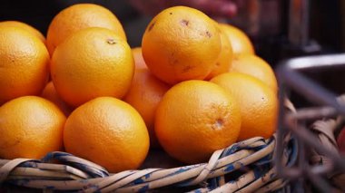 Hareketli portakallar hareketli bir pazarda sepetin içine yığılır..
