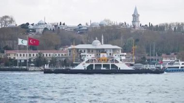 Feribot Boğaz 'da görünür bir şekilde ilerliyor..