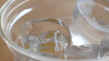 Kanepe suyunu cam bir bardakta temiz bir buz küpüne dolduruyorum. .