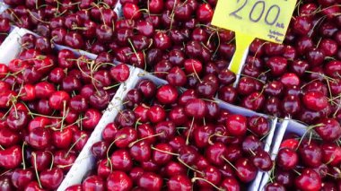 Yerel bir pazarda satılık parlak kırmızı kirazlar.