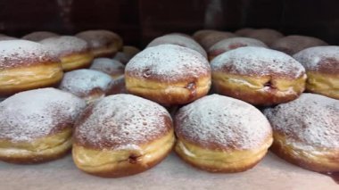 Bir fırın vitrininde içi tatlı dolgulu poğaçalar ziyaretçileri cezbediyor..