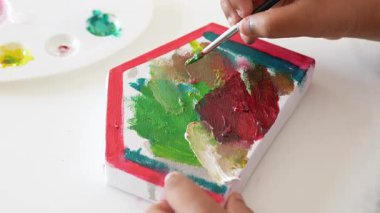 Bir sanatçının bir başyapıt yaratmak için tuval üzerinde canlı renkleri harmanlamasını izleyin.