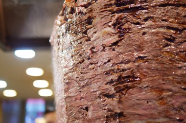 Savory, taze et gündüz vakti dikey tükürükte yavaş yavaş pişer..