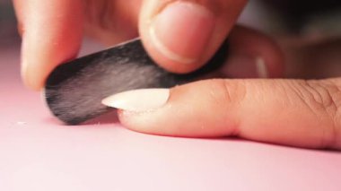 Salon ortamında istenilen görünüm için çivi şekillendirme.