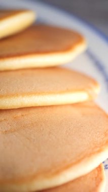 Tabağa konmuş yumuşak krepler, sabah yemeği ya da brunch için mükemmel..