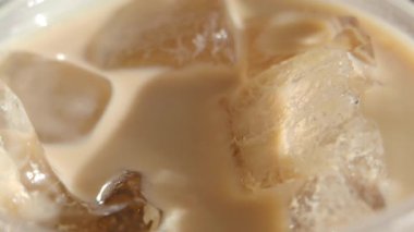 Bir kafede sıcak bir günde buzlu kahve hazırlığı..