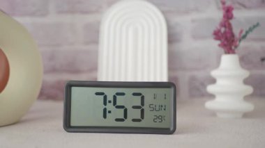 Saati, konforlu bir alanda geçerli tarih ve sıcaklığı gösterir.