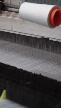 Endüstriyel Tekstil Dokuma Sürecinin Kesinlik ve Detaylı Görüntüsü.