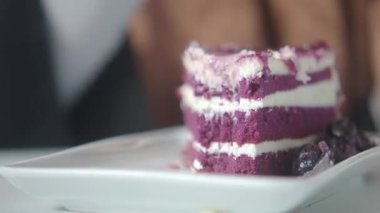 Rahatlarken leziz mor katmanlı kremalı pasta ye..