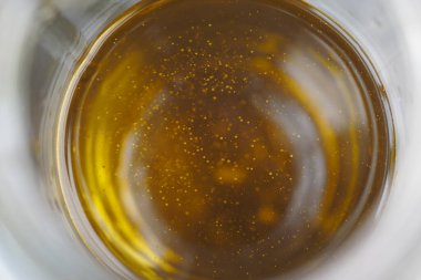 Bir kabın içindeki zeytinyağının üst görüntüsü .