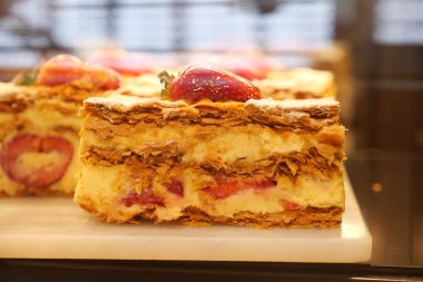 Krema ve çilek dolu yumuşak hamur işleri lokantaları cezbediyor..