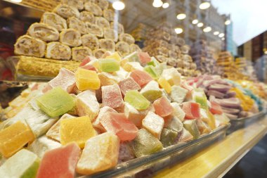 Tedarikçiler hareketli, çeşitli tatlılar sergiliyor hareketli bir pazarda.