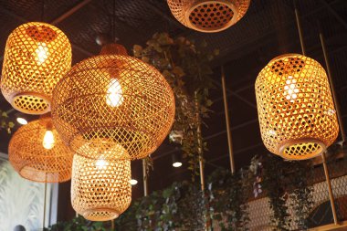 Örülmüş kolye ışıkları asılı, rahat bir yere sıcak bir ışık saçıyor..