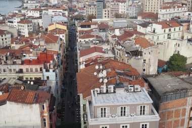 Tarihi mimariyle dolu İstanbullar 'ın çatı ve caddelerinin manzarası.