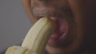 Birinin muzun tadını çıkarırken, eşsiz lezzetleri ve dokuları ön plana çıkarırken..