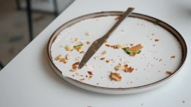 Lezzetli bir yemekten arta kalan kırıntılarla dolu temiz bir tabak..