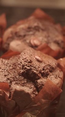 Zengin çikolatalı kekler sıcak bir mutfak ortamında yeni pişiriliyor..