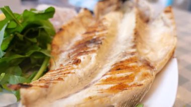 Taze marulla birlikte ızgara balık yemeğinin tadını çıkarın..