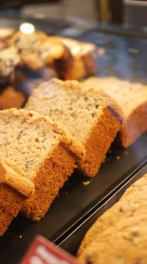 Taze dilimlenmiş ekmek müşterileri büyüleyici bir pastanede bekliyor..