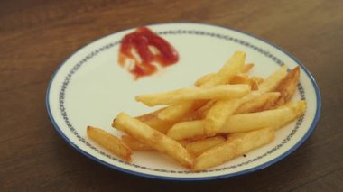 Lezzetli soslu çıtır patates kızartmasının tadını çıkarıyorum..