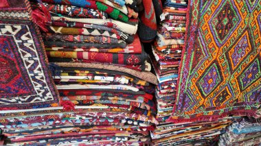 Değişik desenlere sahip canlı halılar bir markette satılığa çıkarıldı..