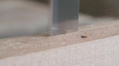 Bir zanaatkar ahşap işçiliği için titizlikle odun keser..