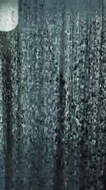 Sakinleştirici bir manzara için su damlacıklarının temiz bir yüzeyde süzüldüğünü görün.