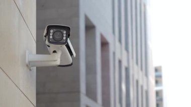 Binaya yerleştirilen bir kamerayla güvenlik önlemleri arttırıldı..