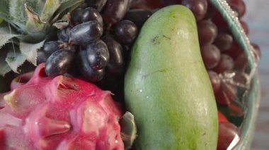 Taze meyvelerin rengarenk bir çeşidi bir kasede sergilenmektedir..