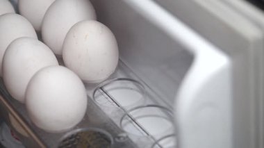 Yumurtaların taze olması için buzdolabında nasıl saklanacağını öğren..