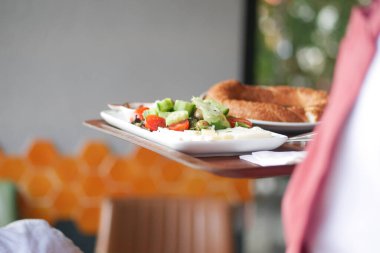 Kafede ekmeğin yanında taze sebzelerle servis edilen lezzetli salata..