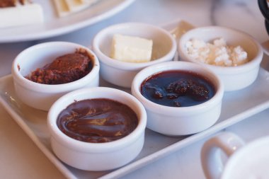 Çeşitli geleneksel baharatlar zarif bir tabakta sunuluyor..