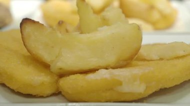 Lezzetli yiyeceklerin tadını çıkarın. Yerel bir toplantıda lezzetli güzelliklerle dolu..