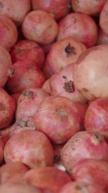 Yerel bir pazarda bol miktarda nar sergilenmektedir..