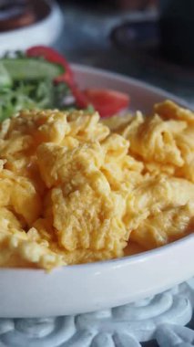 Taze salata ve domatesle çırpılmış yumurtanın tadını çıkar..