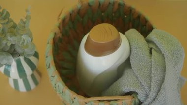 Havlu ve bez içeren dekoratif banyo düzeneği. ,