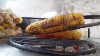 Canlı bir açık hava pazarında taze mısır kızartılıyor..