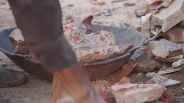 İnşaat sırasında dışarıda tuğla ve taşlar karıştırılır ve düzenlenir.