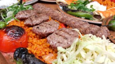 Lezzetli ızgara et ve taze sebzeler renkli bir tabakta sunulur..