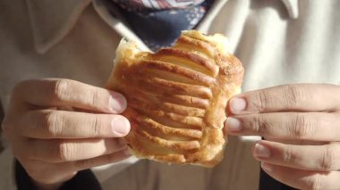 Sıcak bir atmosferde ellerin tuttuğu gevrek pastanın tadını çıkarıyorum..
