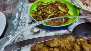 Lezzetli et ve kızarmış sebzelerin yanında körili yemeğin tadını çıkar..