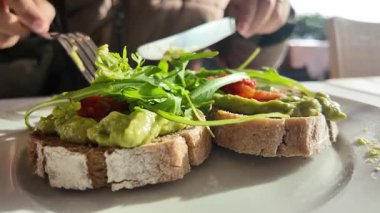 Açık yüzlü bir sandviçin tadını çıkarmayı dört gözle bekliyorum..