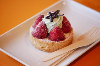 Cazip bir tatlıda taze çilek ve krema vardır..