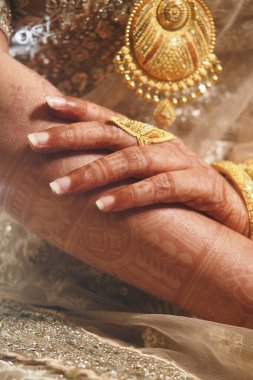 Bir tören sırasında elde süslü mücevherler ve karmaşık kına tasarımı.