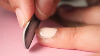 Basit tekniklerle tırnaklarını nasıl koruyup kollayacağını öğren..
