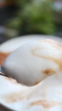Bugün şehir merkezindeki popüler bir kafede ipeksi kahve köpüğü yaratıyorum..