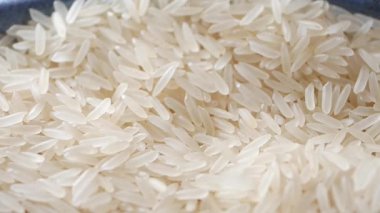 Lezzetli bir meze için sobada beyaz pirinç pişirmeyi öğren..