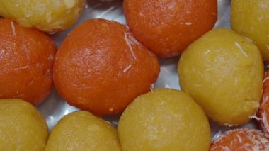 Parlak turuncu ve sarı şekerler festival pazarında göze çarpıyor.